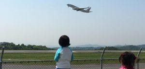 飛行機をみるもも子とうめ子