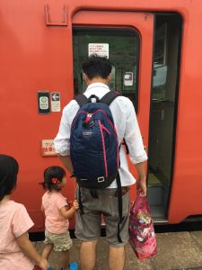 電車に乗る旦那と子ども